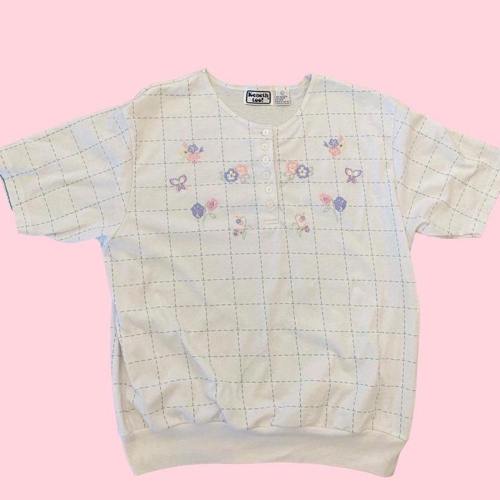 Vintage collared shirt with grid print with embroidered flowers.